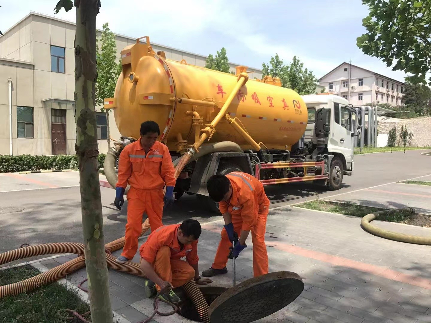 金堂管道疏通车停在窨井附近