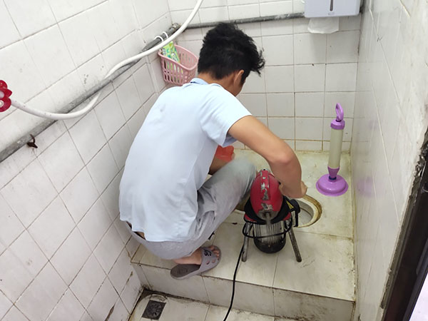 金堂管道堵塞冒臭气 专业师傅现场解决问题