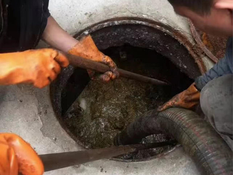 金堂清理化粪池时如何避免沼气的危害？